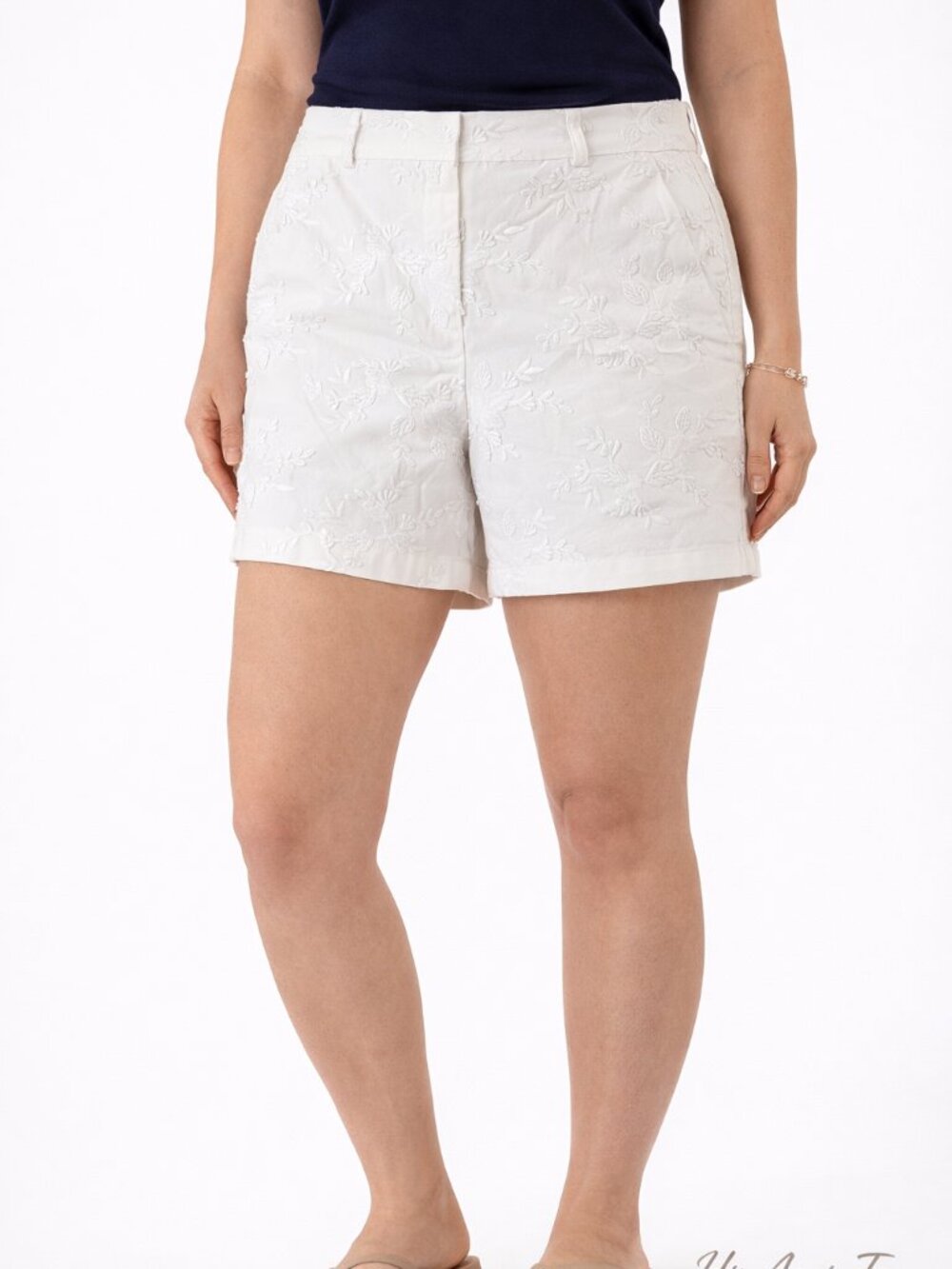 NWT LOFT White Embroidered Shorts Size 2 Floral Textured Summer